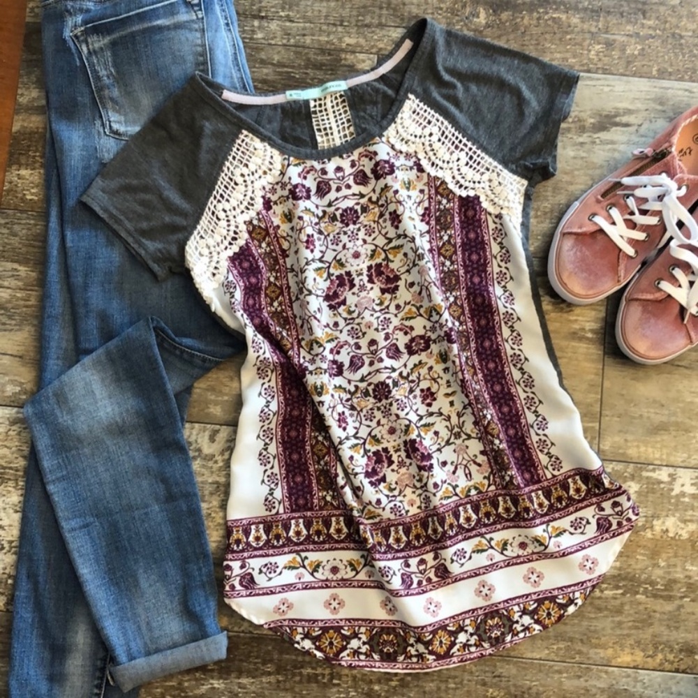 Fun and flirty short sleeve top w/lace details!